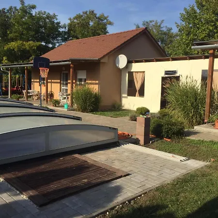 Koekszi Nyaralohazak Balatonszabadi