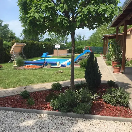 Koekszi Nyaralohazak Balatonszabadi