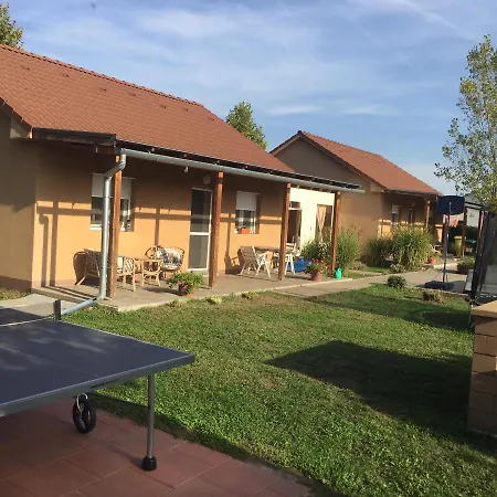 Koekszi Nyaralohazak * Balatonszabadi
