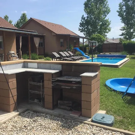 Koekszi Nyaralohazak *