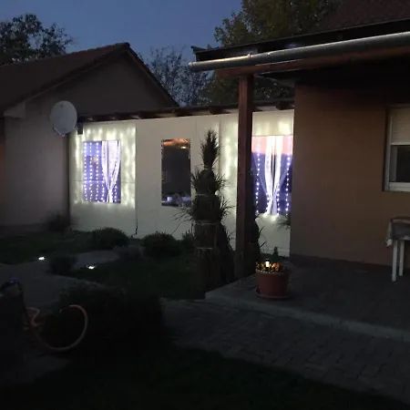 Koekszi Nyaralohazak * Balatonszabadi