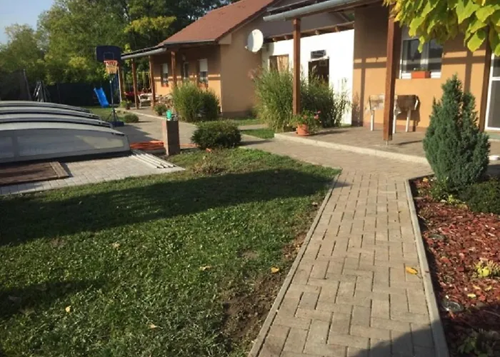 Koekszi Nyaralohazak בית נופש Balatonszabadi Fürdőtelep