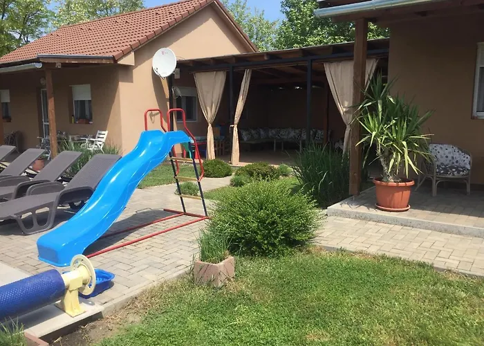 בית נופש Koekszi Nyaralohazak Balatonszabadi Fürdőtelep