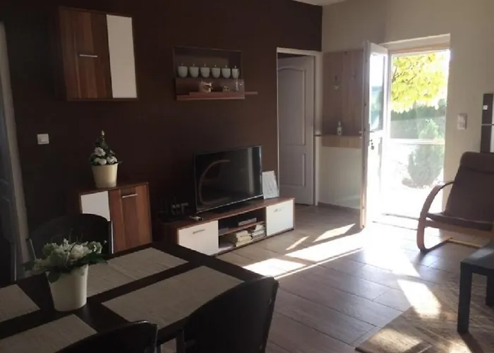 Koekszi Nyaralohazak בית נופש Balatonszabadi Fürdőtelep