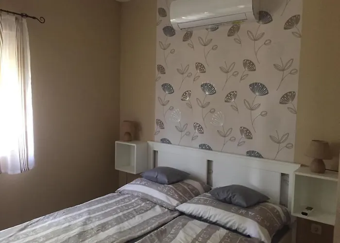 בית נופש Koekszi Nyaralohazak Balatonszabadi Fürdőtelep