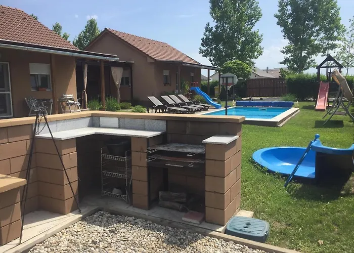 Koekszi Nyaralohazak *