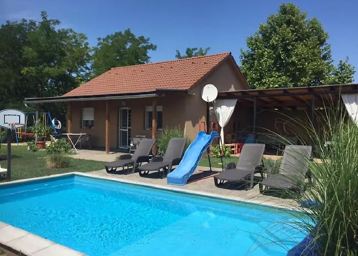 Koekszi Nyaralohazak בית נופש Balatonszabadi Fürdőtelep